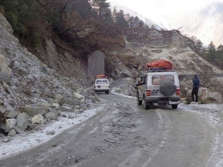 पहिरो हटाएपछि खुल्यो कर्णाली राजमार्ग